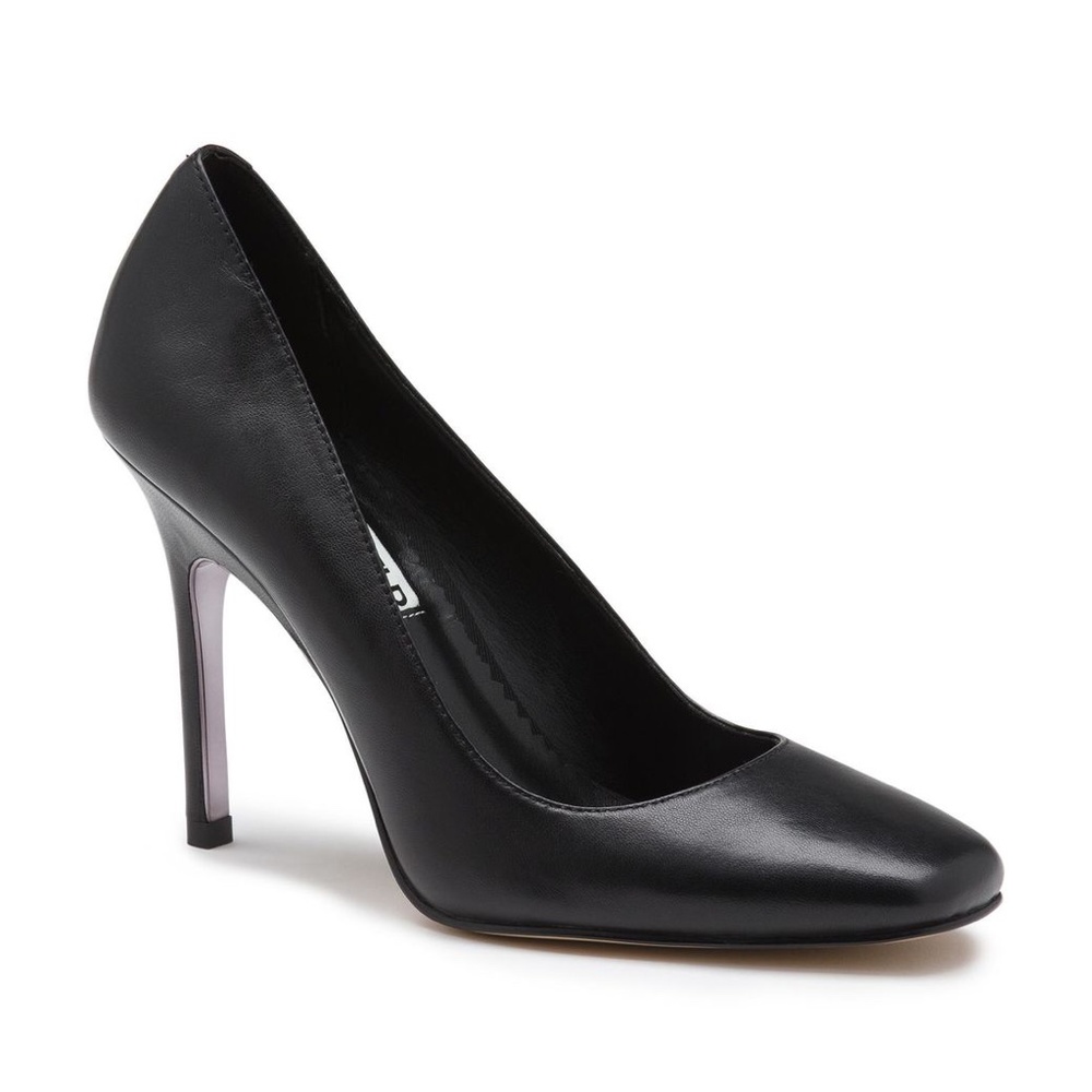 G-O-R-G-E-O-U-S well made classic square-toe pump